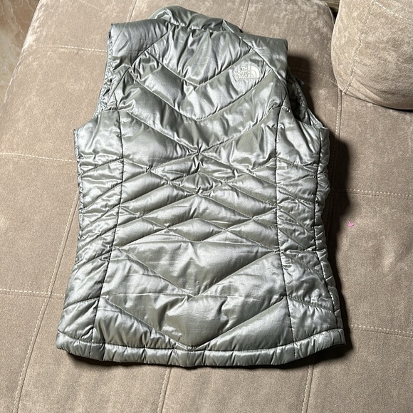 The North Face Silver Quilted Vest - Picture 5 of 8